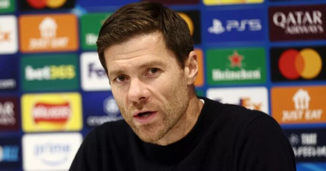 LIVERPOOL, ANGLICKO - 5. NOVEMBER: Xabi Alonso, hlavný tréner Bayeru 04 Leverkusen hovorí pre médiá počas pozápasovej tlačovej konferencie po zápase fázy MD4 Ligy majstrov UEFA 2024/25 medzi Liverpool FC a Bayer 04 Leverkusen na Anfielde 45. novembra v Anglicku 202. (Foto: Naomi Baker - UEFA/UEFA cez Getty Images)