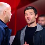 Arne Slot z Liverpoolu a tréner Xabi Alonso z Leverkusenu po zápase Ligy majstrov UEFA 2024/25 medzi Liverpool FC a Bayer 04 Leverkusen