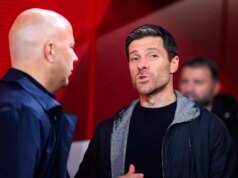 Xabi Alonso povedal predstavenstvu Liverpoolu, že ho „sledujeme“, keď sa objavili podozrenia Arneho Slotu Arne Slot z Liverpoolu a tréner Xabi Alonso z Leverkusenu po zápase Ligy majstrov UEFA 2024/25 medzi Liverpool FC a Bayer 04 Leverkusen