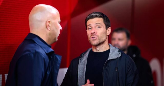 Arne Slot z Liverpoolu a tréner Xabi Alonso z Leverkusenu po zápase Ligy majstrov UEFA 2024/25 medzi Liverpool FC a Bayer 04 Leverkusen