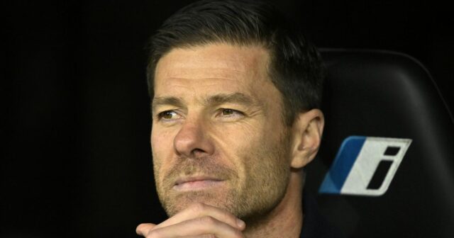 Xabi Alonso by mal nahradiť Arneho Slotu na poste hlavného trénera Liverpoolu.