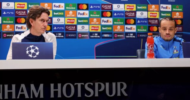 Xavi Simons a Thomas Frank hovorili pre médiá pred zápasom Tottenhamu Hotspur Ligy majstrov proti Borussii Dortmund