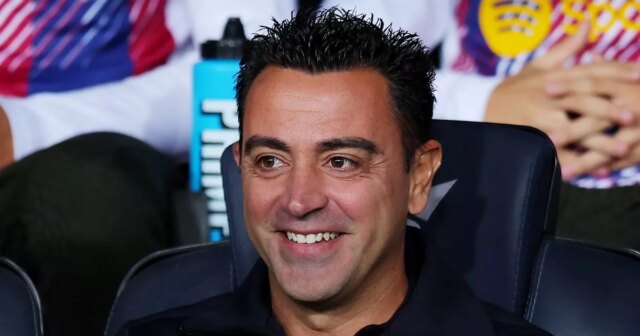 Bývalý hlavný tréner Barcelony Xavi sa usmieva