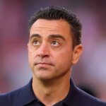 SEVILLA, ŠPANIELSKO - 26. MÁJ: Xavi, hlavný tréner FC Barcelona, ​​sleduje pred zápasom LaLiga EA Sports medzi FC Barcelona a FC Sevilla na štadióne Ramona Sancheza Pizjuana 26. mája 2024 v španielskej Seville. (Foto: Fran Santiago/Getty Images)