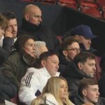 Coleen a Wayne Rooney z tribúny sledujú, ako ich syn Kai hrá počas zápasu štvrtého kola FA Youth Cup medzi Manchestrom United a Derby County na Old Trafford.