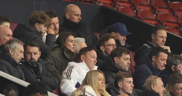 Coleen a Wayne Rooney z tribúny sledujú, ako ich syn Kai hrá počas zápasu štvrtého kola FA Youth Cup medzi Manchestrom United a Derby County na Old Trafford. 