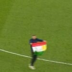 Zápas Ligy majstrov Man City sa prerušil, keď demonštranti vtrhli na ihrisko Etihad