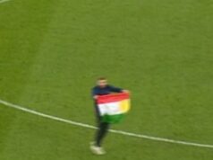 Zápas Ligy majstrov Man City sa prerušil, keď demonštranti vtrhli na ihrisko Etihad Zápas Ligy majstrov Man City sa prerušil, keď demonštranti vtrhli na ihrisko Etihad