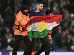 Zápas v Man City bol zastavený, pretože demonštranti zaútočili na ihrisko a kamery odrezali od incidentu | Futbal | Šport Zápas v Man City bol zastavený, pretože demonštranti zaútočili na ihrisko a kamery odrezali od incidentu | Futbal | Šport