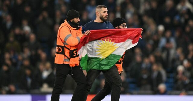 Zápas v Man City bol zastavený, pretože demonštranti zaútočili na ihrisko a kamery odrezali od incidentu | Futbal | Šport
