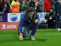 Zápasový deň Ryana Reynoldsa vo Wrexhame bol odhalený vrátane podivnej povery, ktorú nikdy neporuší Ryan Reynolds zbiera trávu z ihriska Wrexham's Racecourse Ground