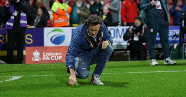 Ryan Reynolds zbiera trávu z ihriska Wrexham's Racecourse Ground