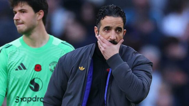 Zastavte experimenty a získajte manažéra, ktorý zodpovedá DNA Man Utd Hlavný tréner Manchestru United Ruben Amorim hovorí s Brunom Fernandesom