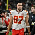 Travis Kelce (na obrázku) ešte neoznámil svoju budúcnosť v NFL po vynechaní play-off