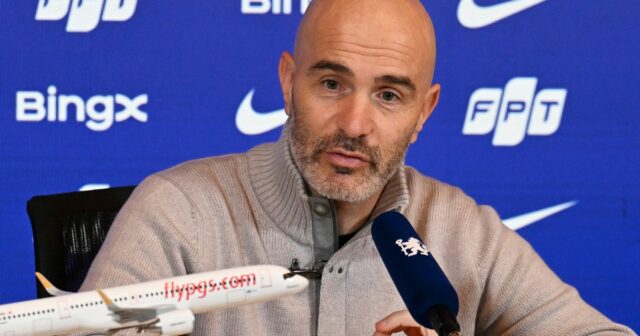 Enzo Maresca chatuje s médiami.