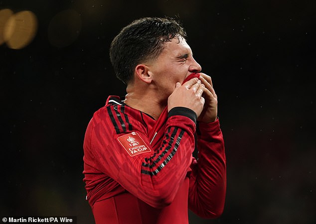 Zázračný chlapec Man United Shea Lacey, 18, je VYHNUTÝ v Zázračný chlapec Man United Shea Lacey, 18, je VYHNUTÝ v nočnej more 27-minútového debutu na Old Trafford po druhej žltej karte za nesúhlas