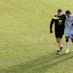 Calum Scanlon odchádza z ihriska po zranení počas minulosezónneho súboja Millwallu proti Luton Town