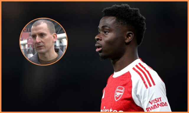 Bukayo Saka oslavuje zisk Carabao Cupu Arsenalu nad Crystal Palace