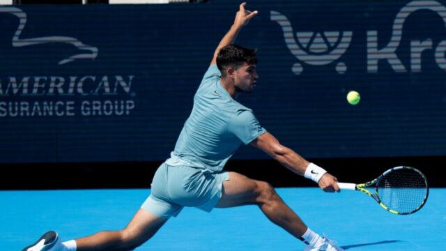 Žiadne Ferrero, žiadny problém: Carlos Alcaraz preplával okolo Adama Waltona v otváracom zápase Australian Open

