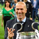 MILÁNO, TALIANSKO - 28. MÁJ: Hlavný tréner Realu Madrid Zinedine Zidane ukázal trofej po víťazstve vo finálovom zápase Ligy majstrov UEFA medzi Realom Madrid a Club Atletico de Madrid na Stadio Giuseppe Meazza 28. mája 2016 v talianskom Miláne. (Foto: Matthias Hangst/Getty Images)