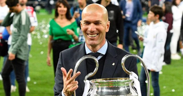 MILÁNO, TALIANSKO - 28. MÁJ: Hlavný tréner Realu Madrid Zinedine Zidane ukázal trofej po víťazstve vo finálovom zápase Ligy majstrov UEFA medzi Realom Madrid a Club Atletico de Madrid na Stadio Giuseppe Meazza 28. mája 2016 v talianskom Miláne. (Foto: Matthias Hangst/Getty Images)