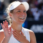 Maddison Inglis leží na kurte a oslavuje plač