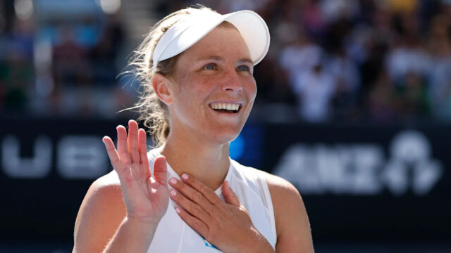 Maddison Inglis leží na kurte a oslavuje plač