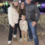 Biffle je videný so svojou manželkou Christinou, synom Jackom a jeho dcérou Emmou. Rodina bola medzi šiestimi obeťami štvrtkovej tragickej leteckej nehody na regionálnom letisku v Statesville