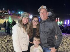 Zlodeji ukradli 30 000 dolárov z domu ikony NASCAR Grega Biffla len niekoľko týždňov po havárii lietadla, ktoré zabilo jeho a jeho rodinu Biffle je videný so svojou manželkou Christinou, synom Jackom a jeho dcérou Emmou. Rodina bola medzi šiestimi obeťami štvrtkovej tragickej leteckej nehody na regionálnom letisku v Statesville