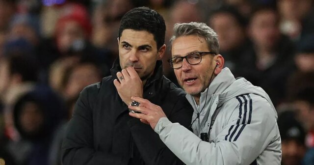 Španielsky manažér Arsenalu Mikel Arteta (L) sa pozerá na svojich hráčov s asistentom Albertom Stuivenbergom (R) počas futbalového zápasu anglickej Premier League medzi Arsenalom a Brightonom a Hove Albionom na Emirates Stadium v ​​Londýne 27. decembra 2025. 