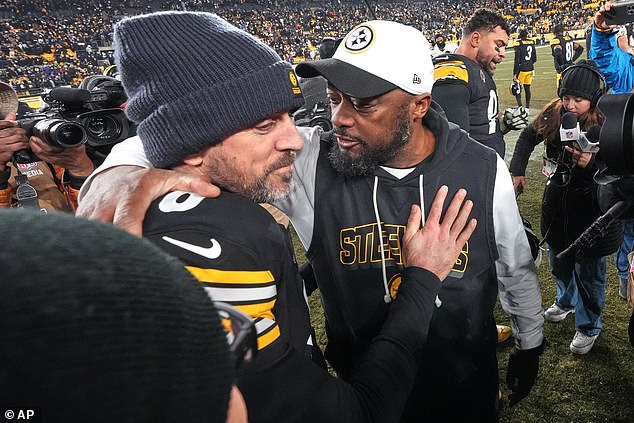 Zničený Aaron Rodgers 'vzlykal', keď Mike Tomlin oznámil, že odchádza Aaron Rodgers sa údajne s plačom ospravedlnil odchádzajúcemu trénerovi Steelers Mikovi Tomlinovi