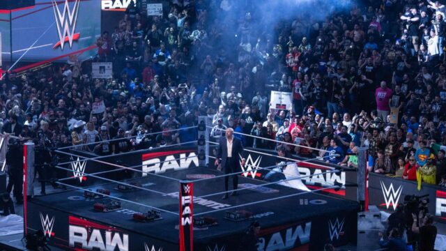 Zranený šampión WWE zaútočil na RAW; Obrovský Ringside Concerner
