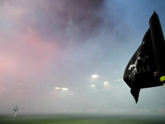 Zrazu celá červená: Bundesligové derby sa na 15 minút zastavilo Download app from appStore