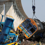 Zrútenie žeriavu spôsobilo smrteľnú vlakovú zrážku v Thajsku | Doprava