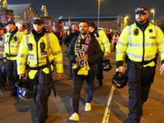 vláda Spojeného kráľovstva. nalieha na policajných predstaviteľov, aby skončili kvôli zákazu futbalových fanúšikov Maccabi Tel Aviv vláda Spojeného kráľovstva. nalieha na policajných predstaviteľov, aby skončili kvôli zákazu futbalových fanúšikov Maccabi Tel Aviv