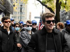 „Adin, zapoj ma“ – Nick Fuentes oznamuje, že preberá Kick a ľudia môžu očakávať viac herných streamov a komentárov v roku 2026 Protivakcíni aktivisti protestujú v New Yorku – Zdroj: Getty