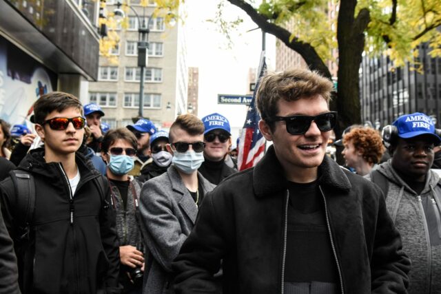„Adin, zapoj ma“ – Nick Fuentes oznamuje, že preberá Kick Protivakcíni aktivisti protestujú v New Yorku – Zdroj: Getty
