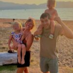 Alex Honnold (vpravo) je na obrázku so svojou manželkou Sanni a ich dvoma dcérami June (vľavo) a Alice (vpravo hore)