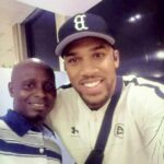 Daily Mail získal fotografiu Anthonyho Joshuu, ako sa usmieval s manipulátorom s batožinou zvaným Solomon, keď dorazil do Nigérie pred osudnou cestou.