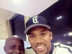 „Bezohľadný“ vodič Anthonyho Joshuu je menovaný – a polícia ho do 48 hodín obvinila – keďže telá boxerových priateľov leteli z Nigérie. Daily Mail získal fotografiu Anthonyho Joshuu, ako sa usmieval s manipulátorom s batožinou zvaným Solomon, keď dorazil do Nigérie pred osudnou cestou.