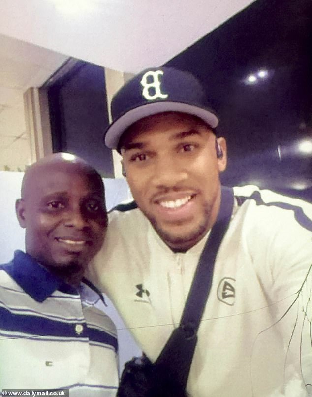 „Bezohľadný“ vodič Anthonyho Joshuu je menovaný – a polícia ho Daily Mail získal fotografiu Anthonyho Joshuu, ako sa usmieval s manipulátorom s batožinou zvaným Solomon, keď dorazil do Nigérie pred osudnou cestou.