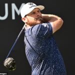 Tyrrell Hatton bol v akcii v prvý deň Desert Classic v Dubaji po povianočnom dobiehaní s Rorym McIlroyom.