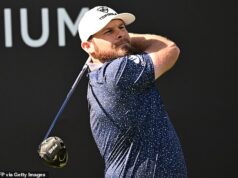 „Cez Vianoce som si dal v dome čapovať Guinnessa… Dnes som sa otáčal ako Titanic!“: Tyrrell Hatton priznáva, že potrebuje schudnúť… ale spory s Rorym McIlroyom kvôli sporu o pokuty vo výške niekoľkých miliónov libier Tyrrell Hatton bol v akcii v prvý deň Desert Classic v Dubaji po povianočnom dobiehaní s Rorym McIlroyom.