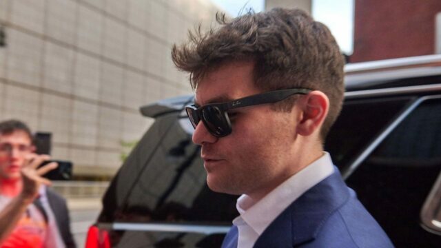 „Drž hubu“ – Nick Fuentes ignoruje starostu Miami Beach po tom, čo kritizoval „influencerov“ za párty na skandovanie „Hitler“ vo virálnom klipe
