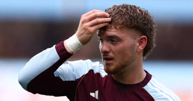 Harvey Elliott počas zápasu Aston Villa vs Fulham