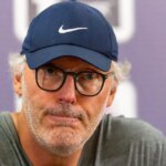 Laurent Blanc sa rozpráva s novinármi v šiltovke a okuliaroch