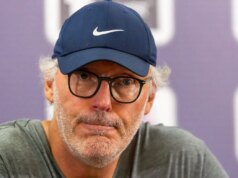 „Hovoril som s Man Utd o tom, že som sa stal ich novým manažérom – zavolal mi jeden z riaditeľov“ Laurent Blanc sa rozpráva s novinármi v šiltovke a okuliaroch