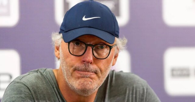 Laurent Blanc sa rozpráva s novinármi v šiltovke a okuliaroch