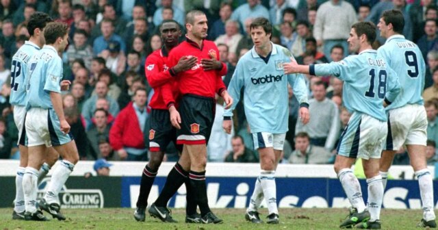 Andy Cole z Manchestru United oslavuje počas zápasu Ligy majstrov UEFA proti Anderlechtu na Old Trafford v anglickom Manchestri.