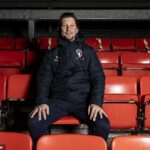 Scott Rogers je mladý manažér Weston-super-Mare – zväzok energie, ktorý tiež prevádzkuje obchod s obkladmi a tím svojej dcéry do 10 rokov.